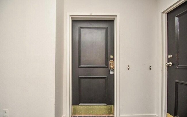 Foto del edificio - 2333 Bering Dr