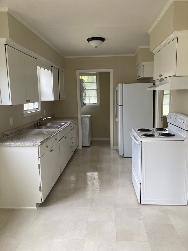 Building Photo - 577 Douglas Ave