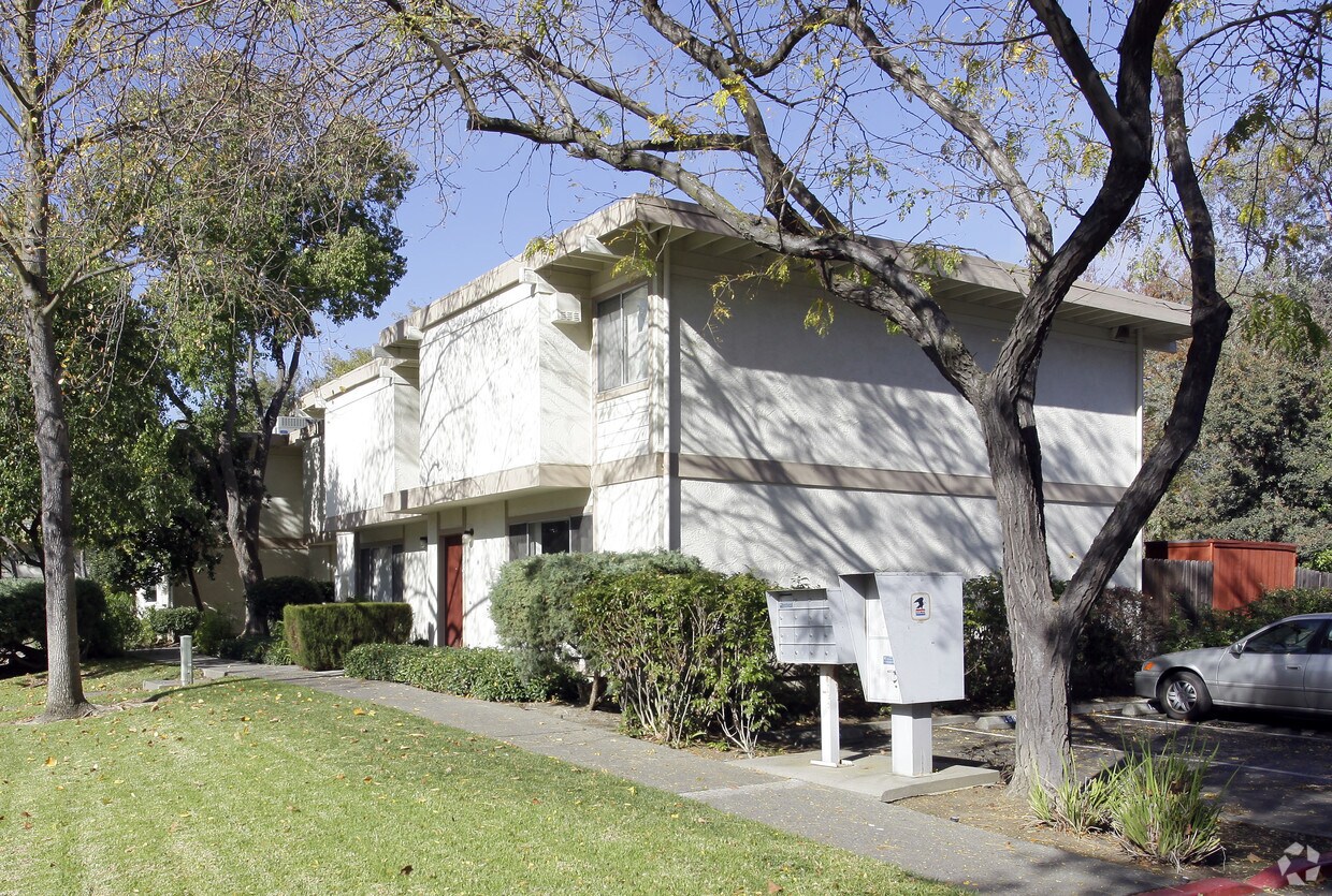 Primary Photo - 1581-1587 Drake Dr