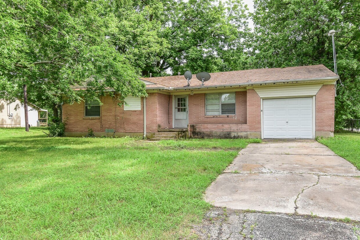 Building Photo - 405 fm 816 or 861 W. Main St, Wolfe City -...