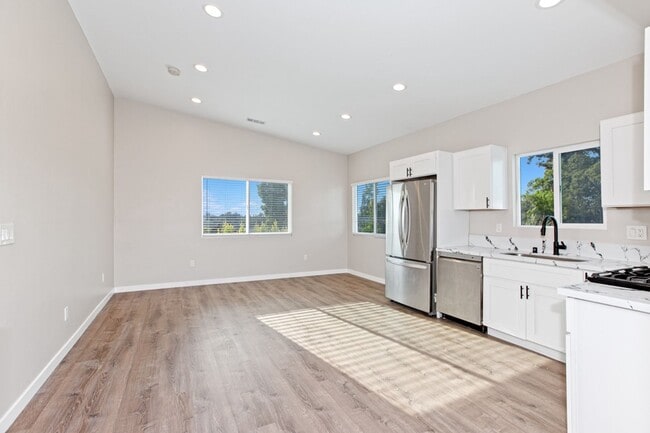 Building Photo - Private balcony + private patio!