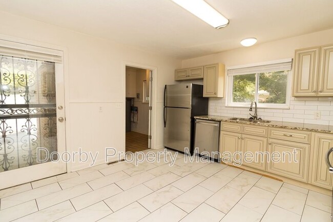 Building Photo - 833 Ashland Terrace