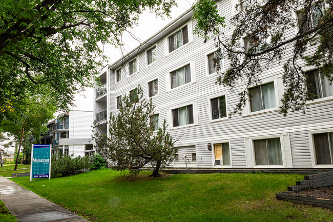 Photo du bâtiment - Pinewood Manor Apartments