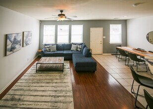 Building Photo - 6 Scenic Brook Ct
