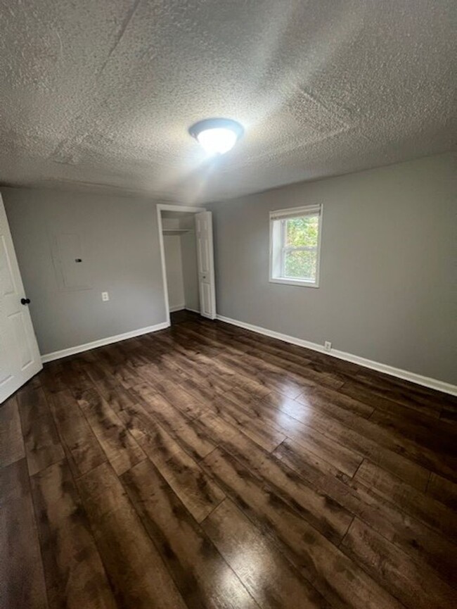 Building Photo - 2 Bedroom 1 Bath Home ** MOVE IN by 12/15 ...