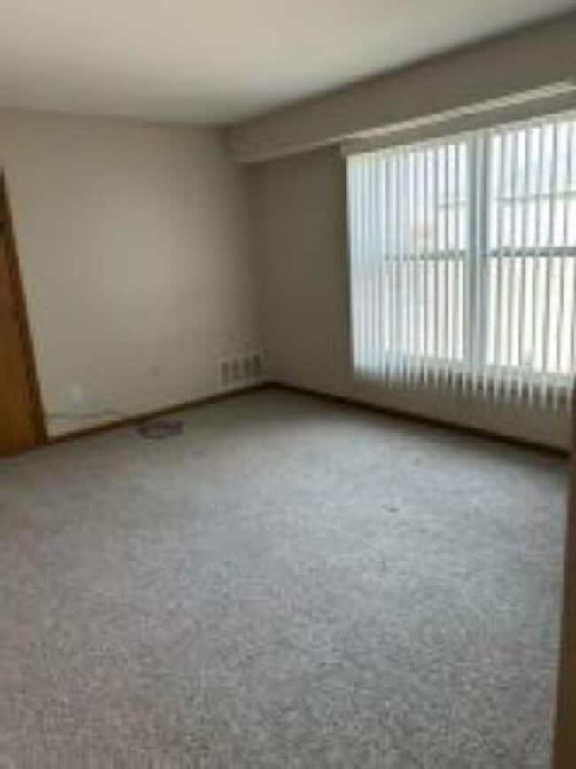 Building Photo - 16628 Crescent Ave