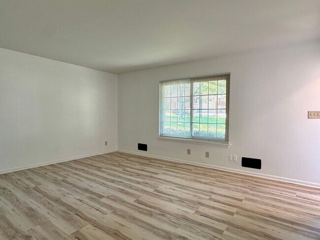 Foto del edificio - {6617} Move in ready + Updated + Attached Garage