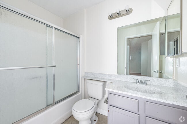 2 habitaciones, 2 baños - 950 pies cuadrados - Baño principal - 10225 Hillhaven Ave