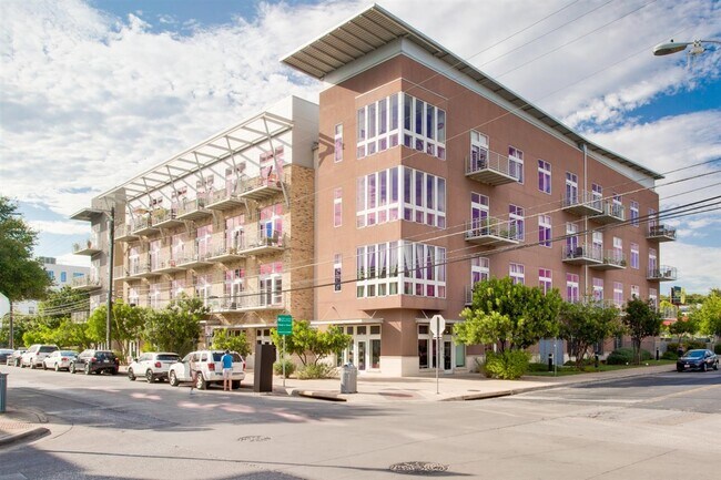 Building Photo - 2124 E 6th St