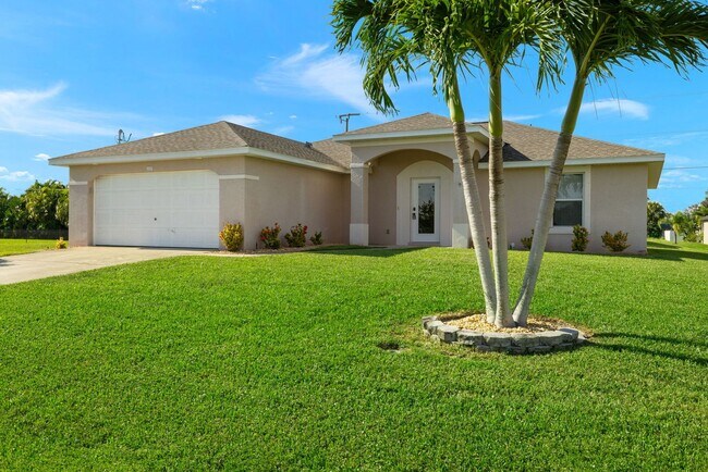 Building Photo - This Beautiful SW 3/2/2 Home is move-in re...