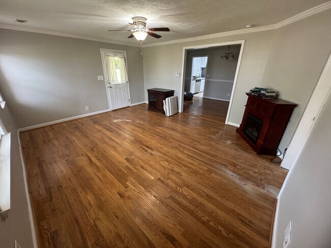 Foto del edificio - FOR LEASE- 2 BED 1 BATH ON HICKORY RIDGE RD!