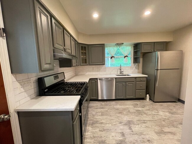 Building Photo - Tastefully Updated 3 Bedroom Home in McCandless!