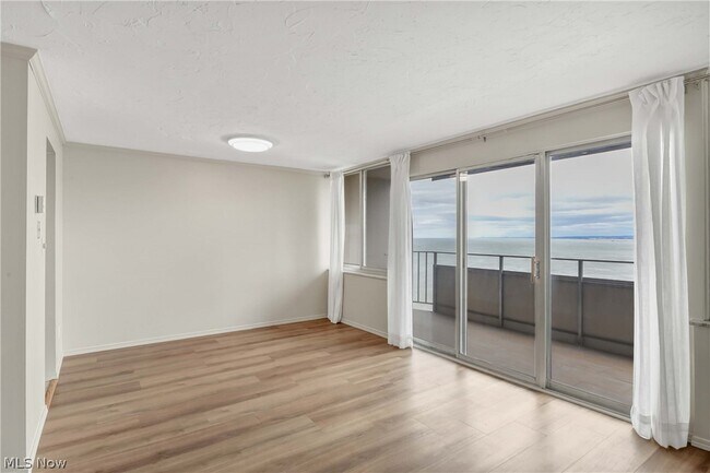 Foto del edificio - 12900 Lake Ave