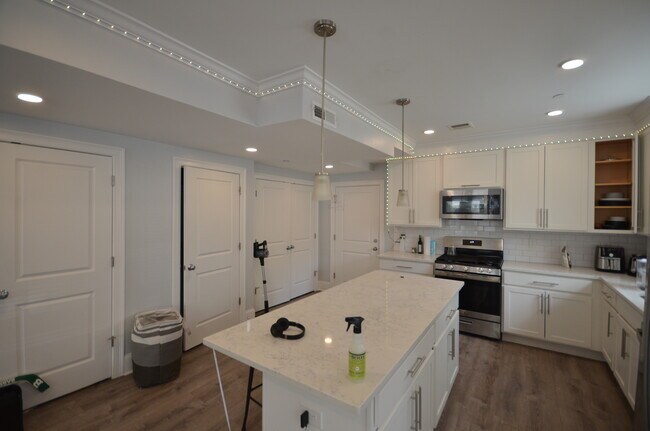Building Photo - 106 Kenrick St