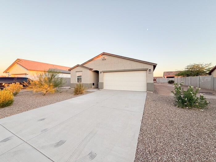 Foto principal - 8693 W Valdez Dr