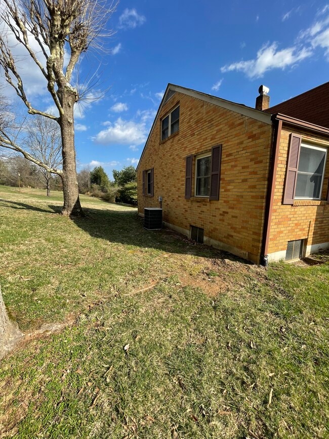 Foto del edificio - 679 Sand Hill Rd
