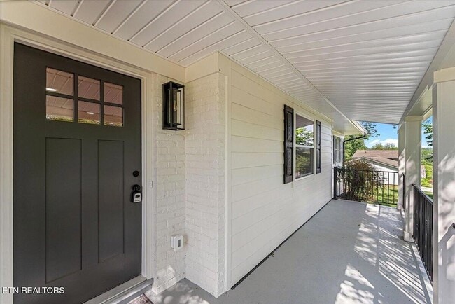 Foto del edificio - 221 Medford Rd