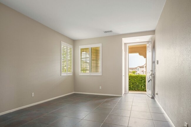 Building Photo - Beautiful 3 Bedroom in Eastlake Vistas