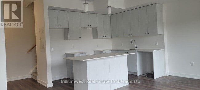 Building Photo - 10 Palace St