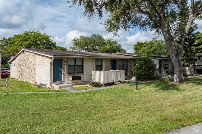 Building Photo - Sunset Way