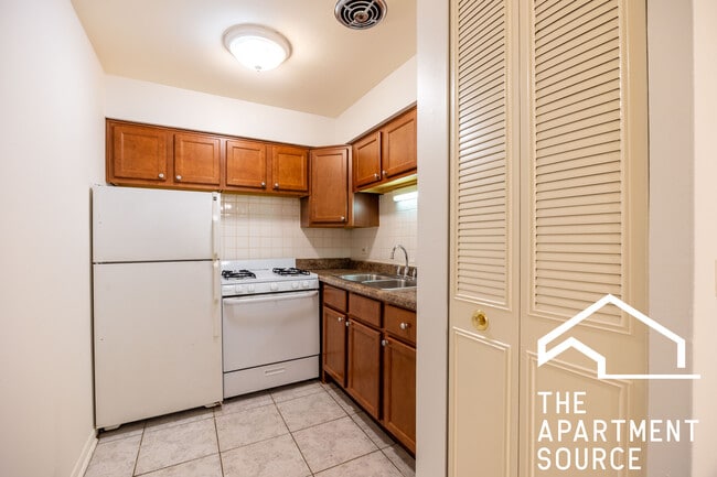 Building Photo - 540 W Roscoe St Building Photo - 540 W Roscoe St