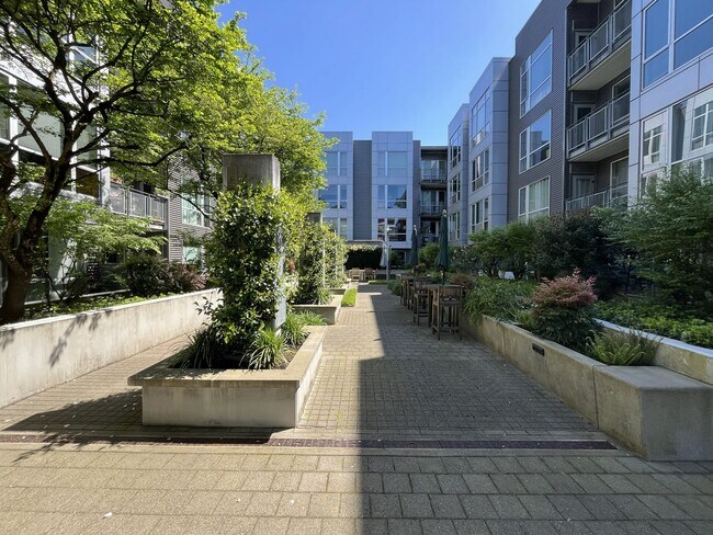 Foto del edificio - Top-Floor Pearl District Condo with Floor-to-Ceiling Windows, Courtyard Views & In-Unit Washer/Dryer