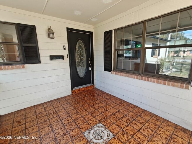 Foto del edificio - 588 Madeira Dr