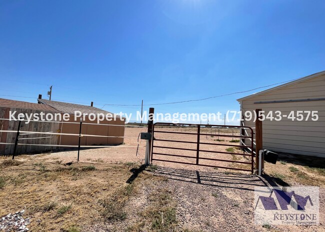 Foto del edificio - Property on 1.75 Acres With A Horse Barn. ...