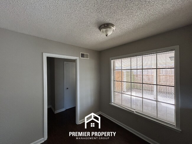 Foto del edificio - Stunning 3BR/2BA Near Southwind | 2,079 Sq Ft, Built-Ins, Fireplace & Covered Patio