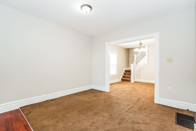 Building Photo - Three Bedroom One Bathroom Double