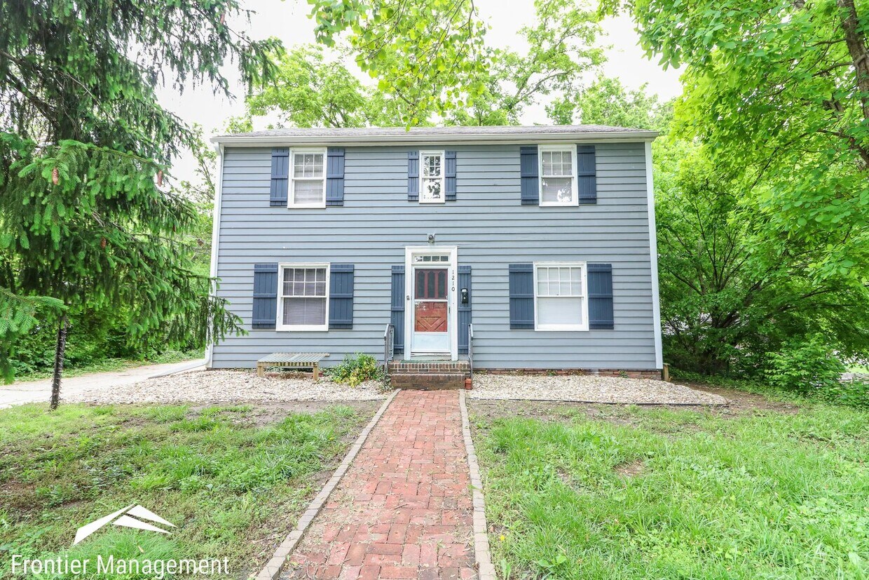 Primary Photo - Beautiful five bedroom home in a neighborh...