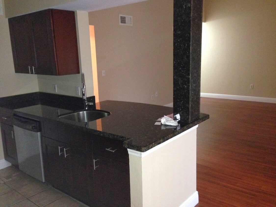 Photo - 2440 NW 33rd St (Oakland Park, FL)