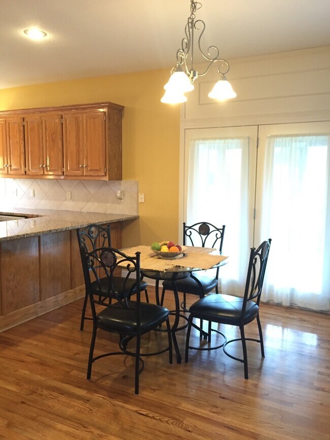 Foto del edificio - {7301} Quiet Cul-de-sac + Three Car Garage + Updated Kitchen + Finished Basement + Bedroom Level ...