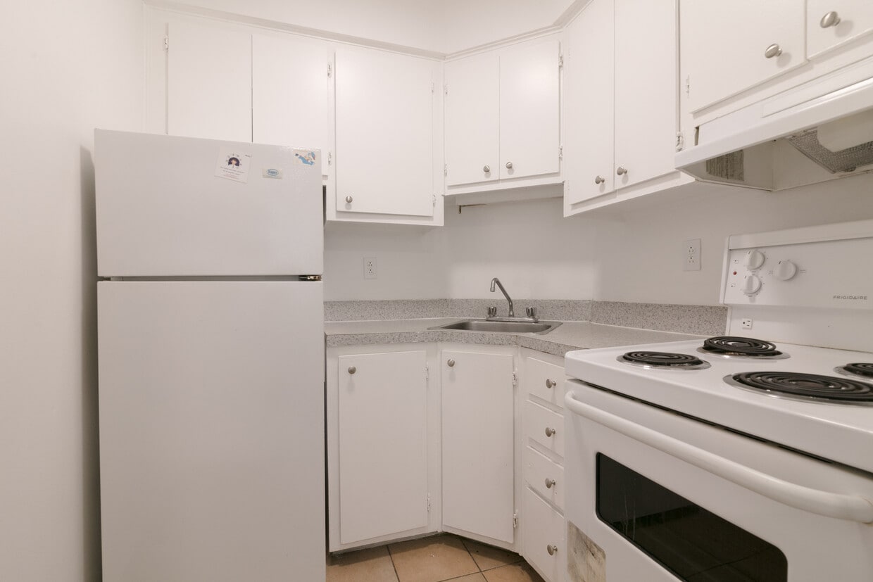 Primary Photo - 2285 Rue St Mathieu