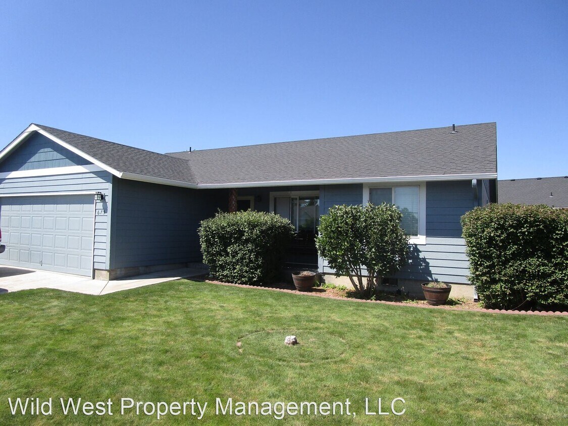 Primary Photo - 3 br, 2 bath House - 675 NE Black Bear Street