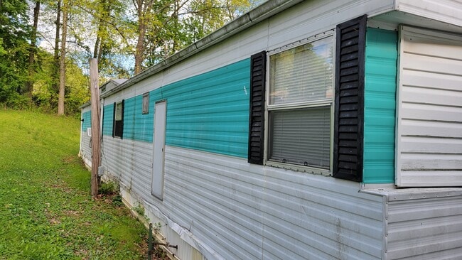 Back of Trailer - 41 Burnt Cabin Rd