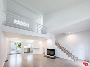 Building Photo - 3003 3rd St