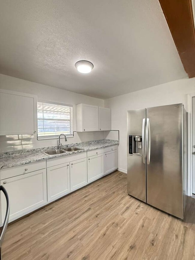 Foto del edificio - 317 E Lindbergh Blvd