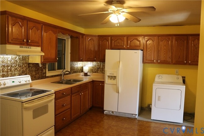 Building Photo - 9906 Family Ln