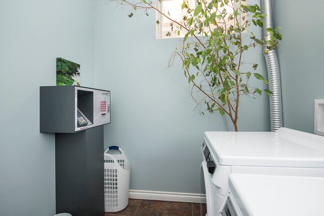 Buanderie à 16 suites d'appartements à Edmonton - 16 Edmonton Apartment