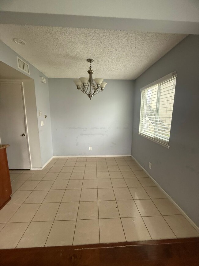 Building Photo - Newbury Park Condo - Two Bedroom one bath ...