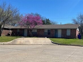Building Photo - 831 Russell Cir