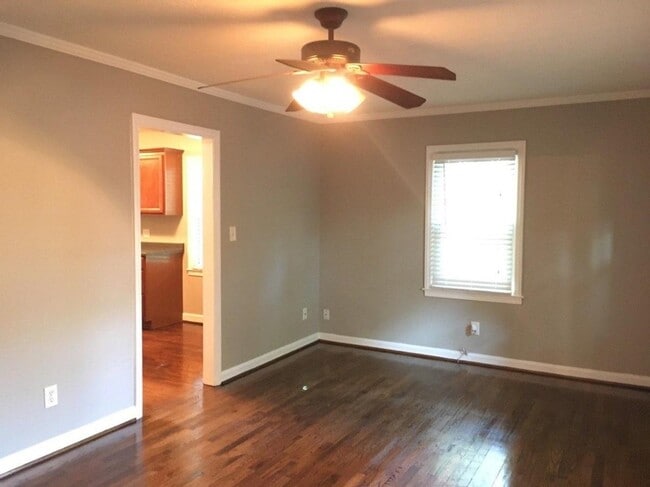 Building Photo - 1031 Oakview Dr