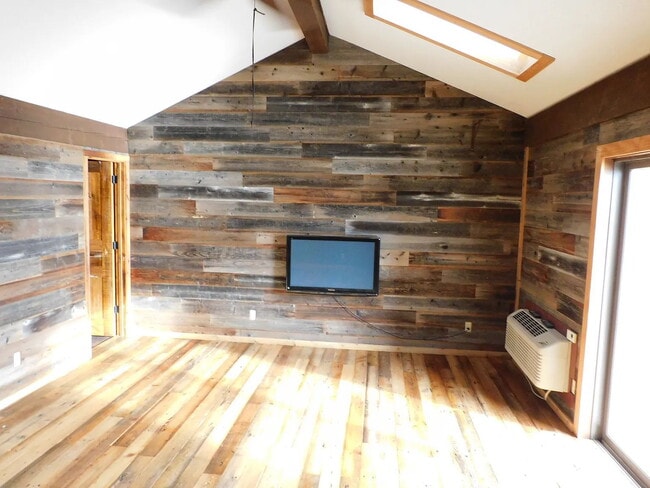 Building Photo - "Charming 2-Bed Retreat: Your Cozy Getaway...