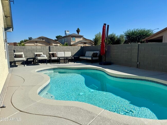 Foto del edificio - 8835 W Michelle Dr