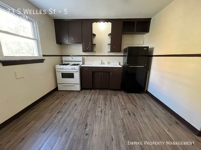 Building Photo - Under New Management! 2 bedroom/ 1 bathroo...