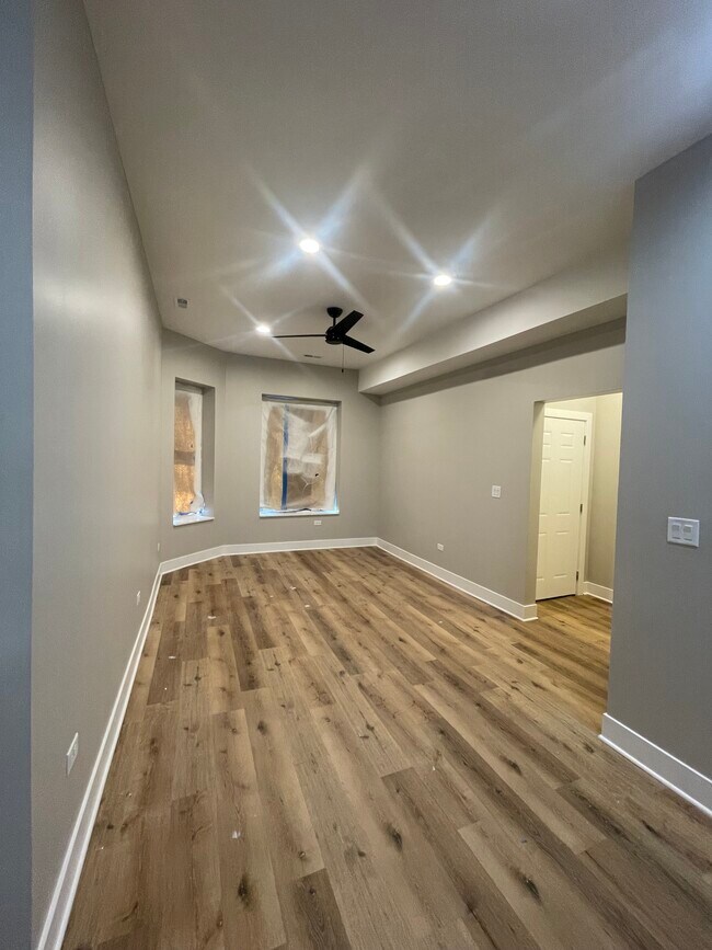 Living room - 4723 S Champlain Ave