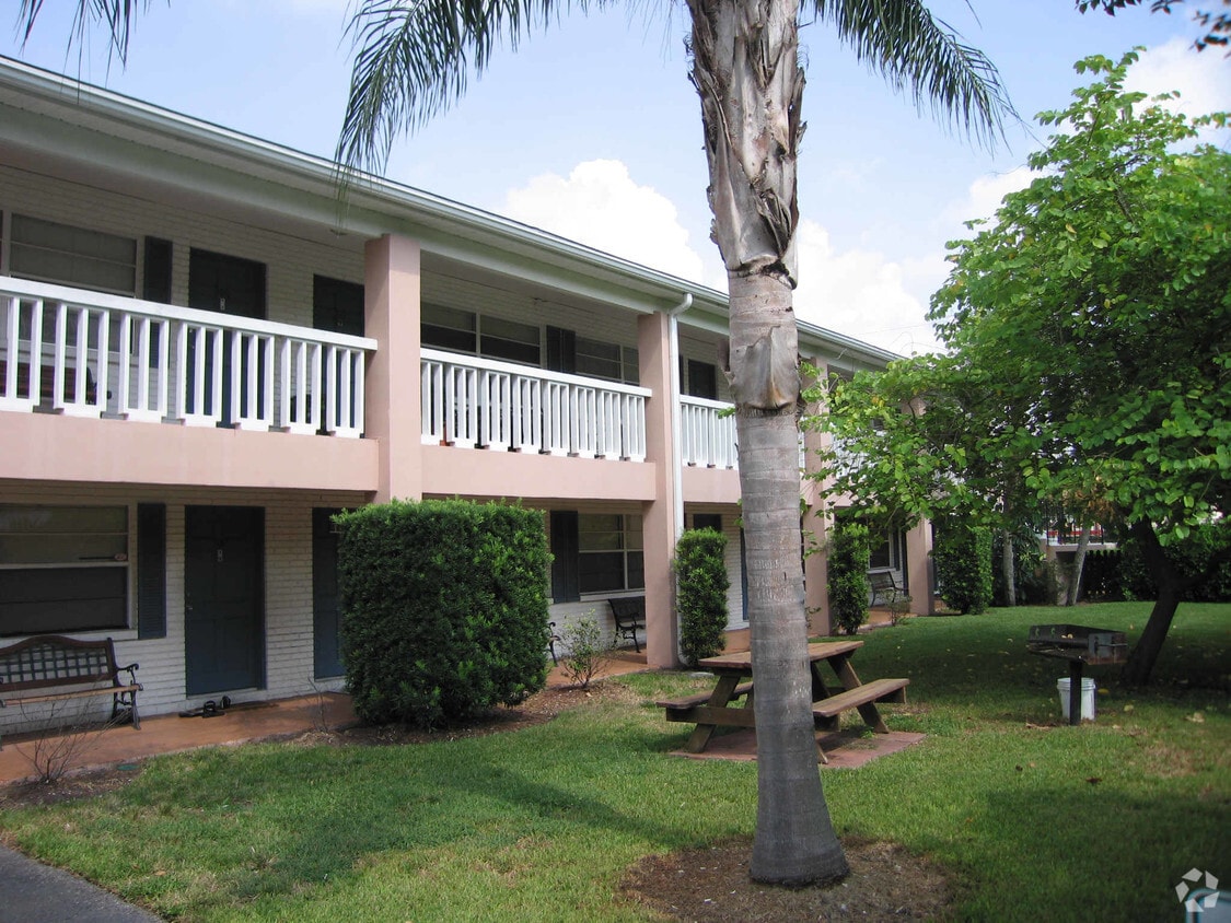 Camelot Apartments Apartments in Saint Petersburg, FL