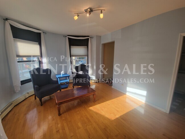 Building Photo - 456 Centre St