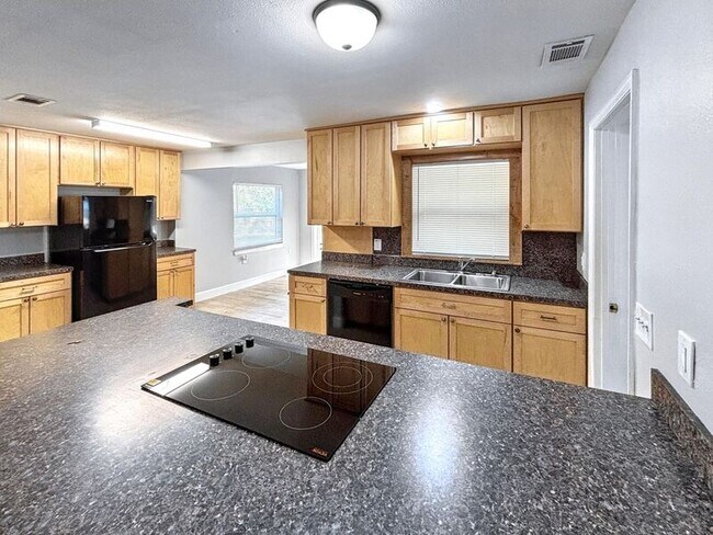 Building Photo - 1650 E Pine Ave